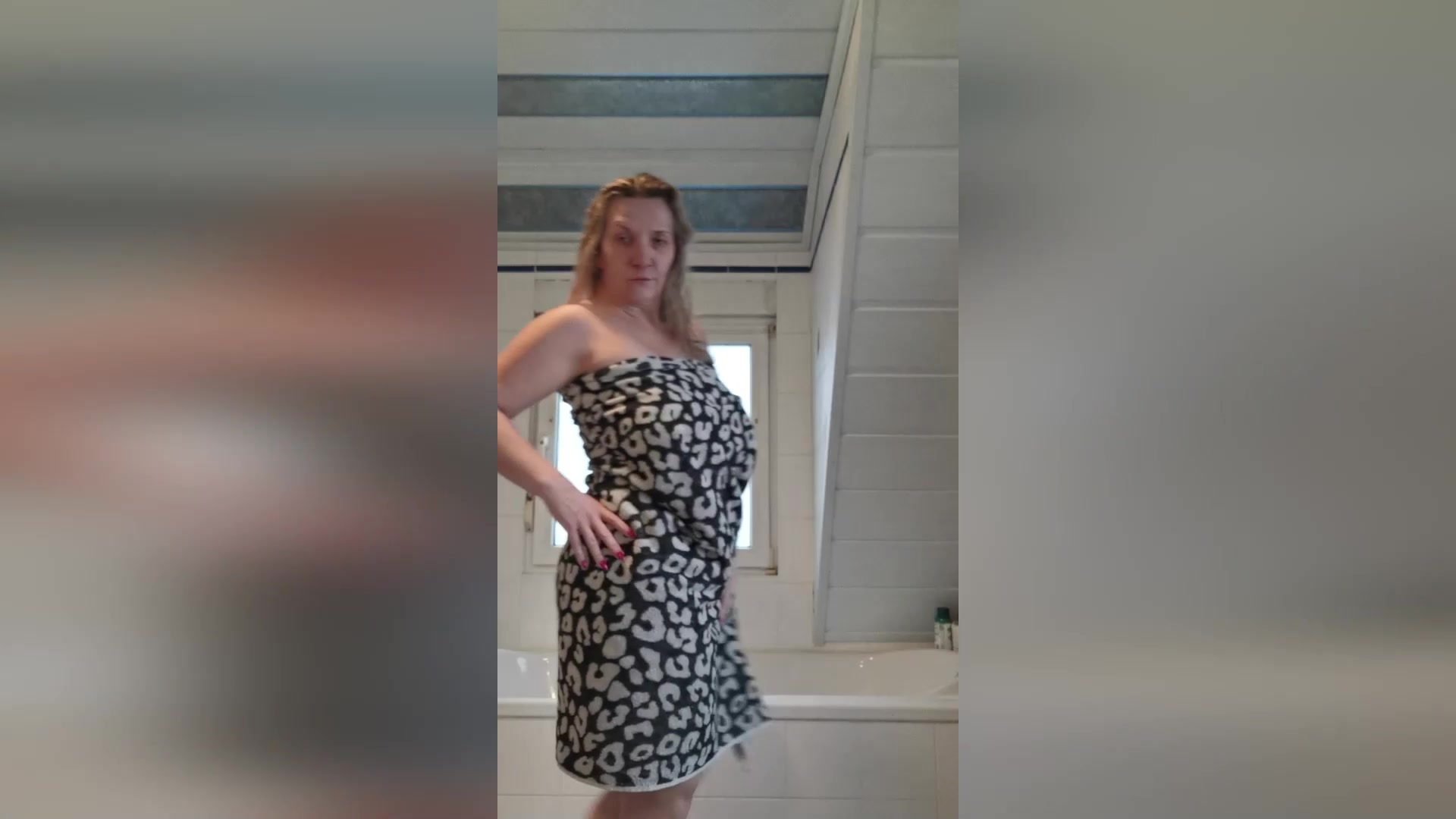 Sandybigboobs Porno Video: Hautnah dabei Meine intime Beautystunde Cremes Haaröl und Bürste in Action