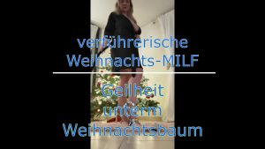 Sandybigboobs Porno Video: verführerische Weihnachts MILF  Geilheit unterm Weihnachtsbaum