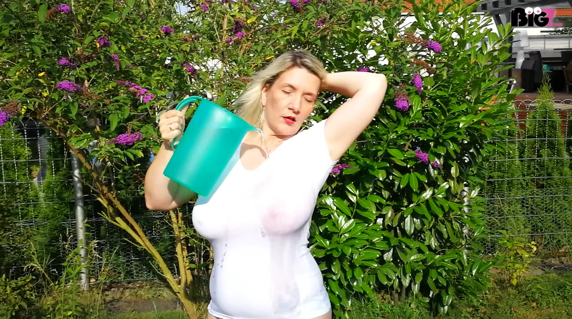 Sandybigboobs Porno Video: wet T-Shirt video in the backyard